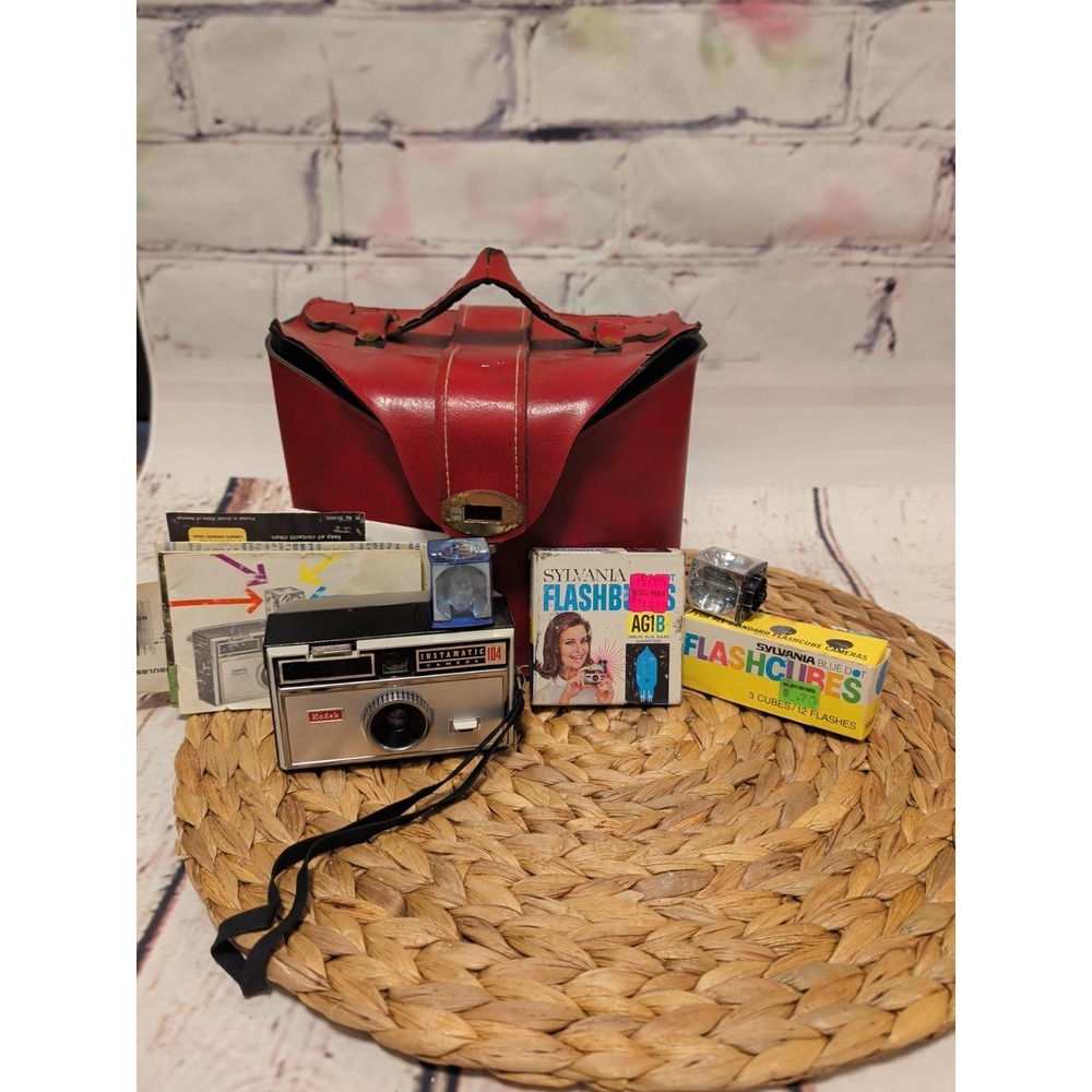 Vintage Kodak Instamatic Camera 104 With Bag And Accessories Not Tested